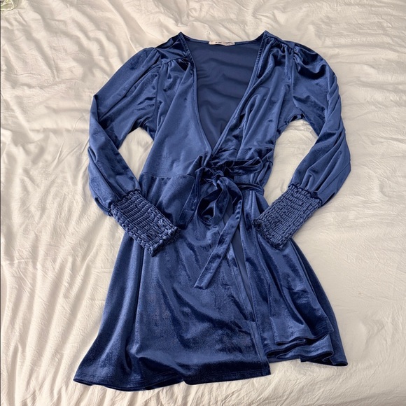 Francesca's Erin Velvet Wrap Mini Dress Blue. Large - Picture 4 of 5